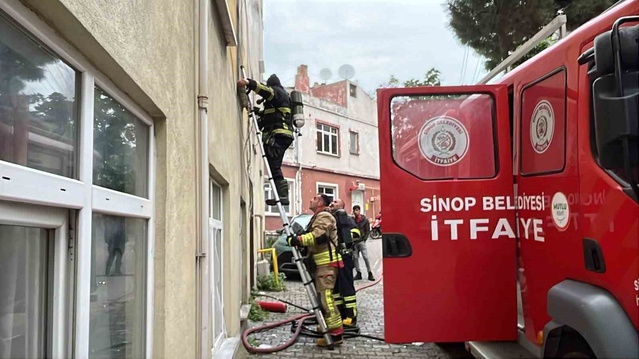Sinop'ta kombi kablosundan çıkan yangın, itfaiye ekiplerince pencereden söndürüldü