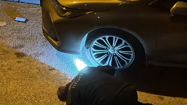 Karabük'te park halindeki aracın altına sıkışan kedi itfaiye ekiplerince kurtarıldı