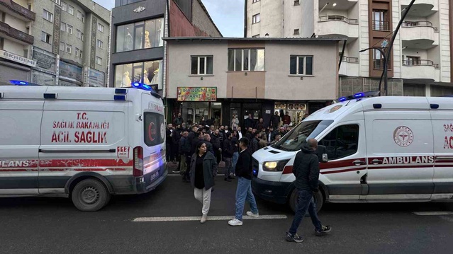Hakkari Yüksekova'da iki grup arasındaki tartışma kavgaya dönüştü, 4 kişi yaralandı.