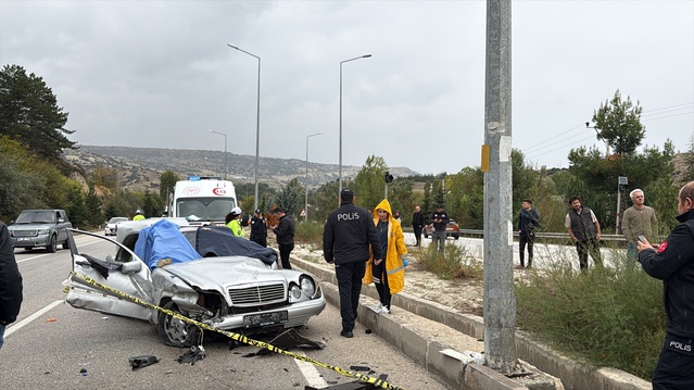 Burdur Kurna Kavşağı'nda otomobil devrildi, sürücü yaşamını yitirdi, 4 yaralı var