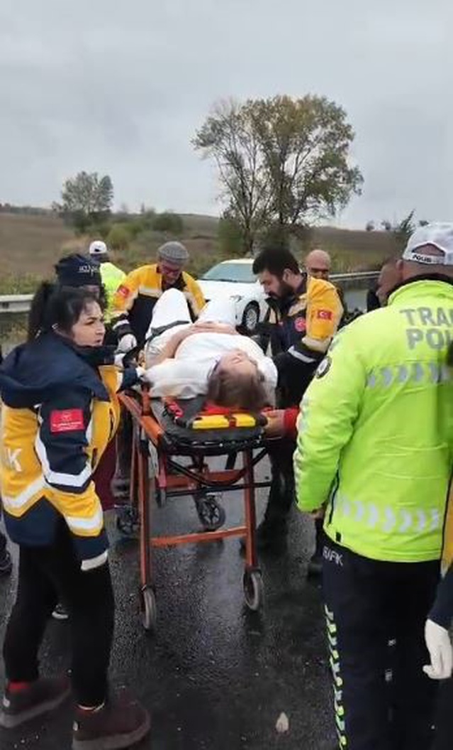 Tekirdağ'da refüje çarpan otomobilde sıkışan sürücüye yoldan geçen doktor müdahale etti