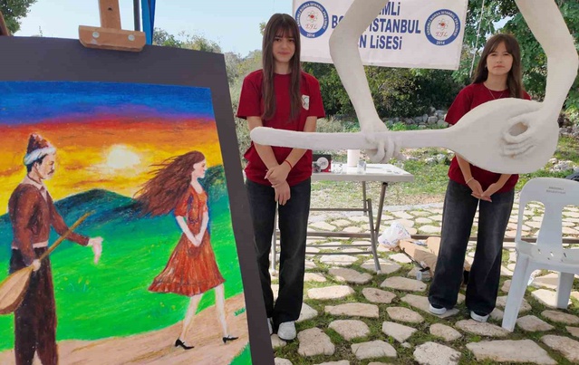 Mersin Erdemli'de 10 liseden öğrenciler Kanlı Divane'de türkü seslendirdi