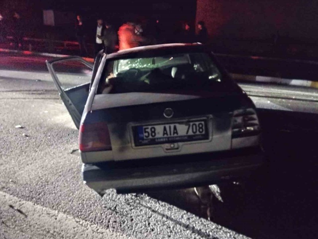Sivas Suşehri'nde otomobil TOKİ Kavşağı yakınında direğe çarptı, sürücü yaralandı