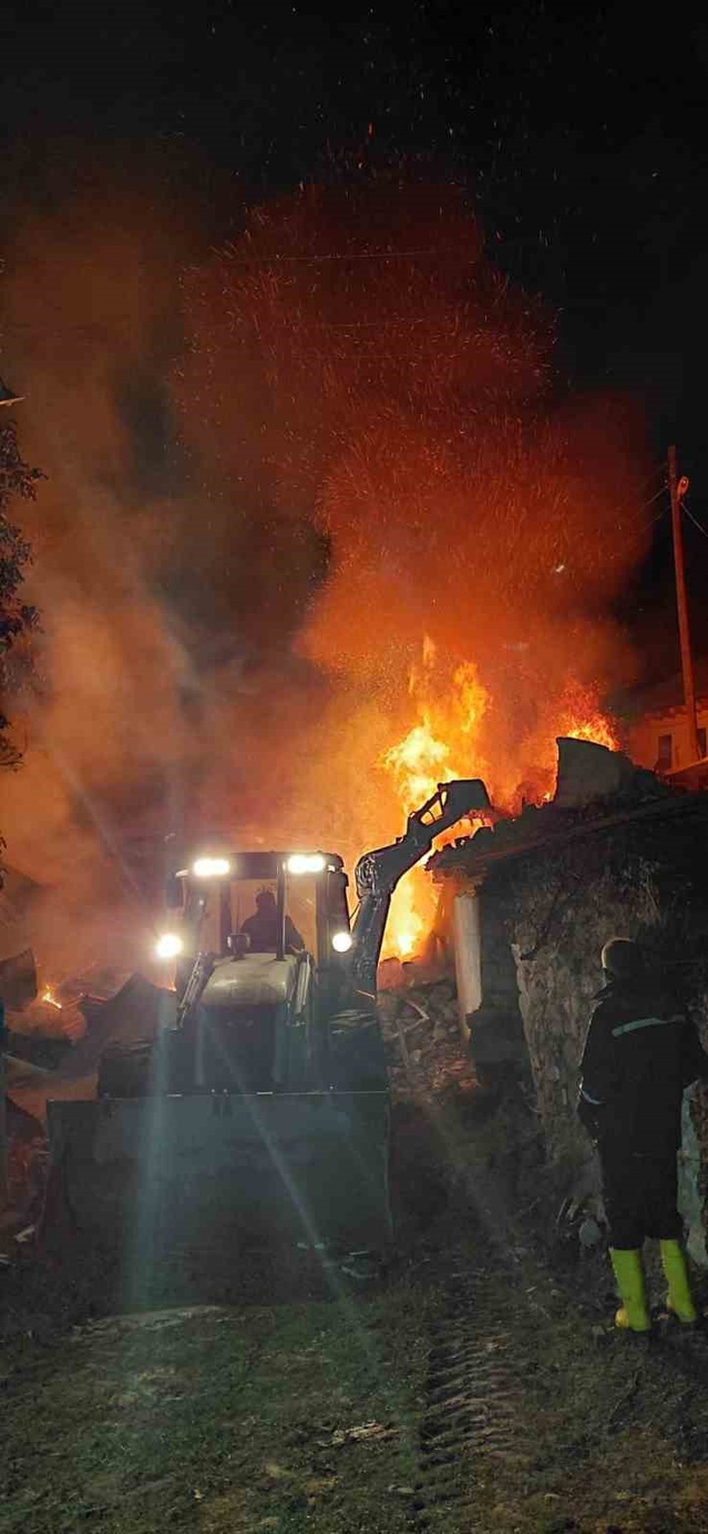 Sivas İmranlı'da çıkan yangın, Erdemşah köyündeki evi kullanılmaz hale getirdi