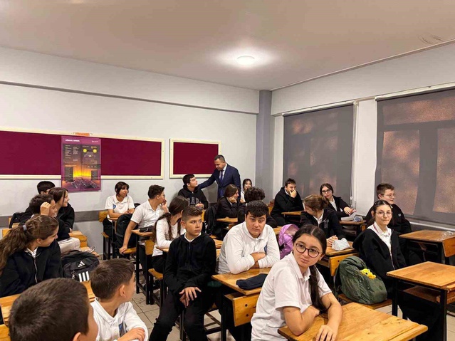 Düzce Akçakoca'da Kaymakam Uzan, Mustafa Açıkalın Ortaokulunda öğrencilerle buluştu