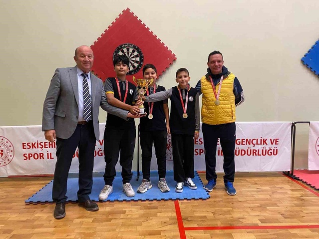 Eskişehir'de dart müsabakalarında İstiklal Ortaokulu erkeklerde birinciliği kazandı
