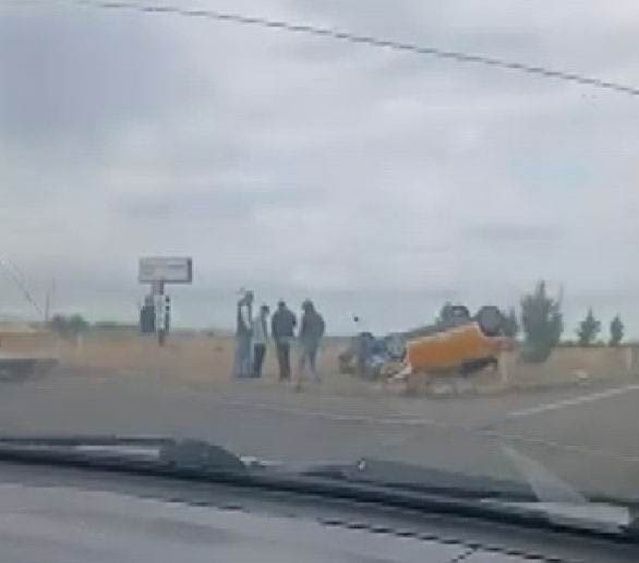 Diyarbakır Bağlar'da kamyonla çarpışan ticari taksi takla attı, 1 kişi yaralandı