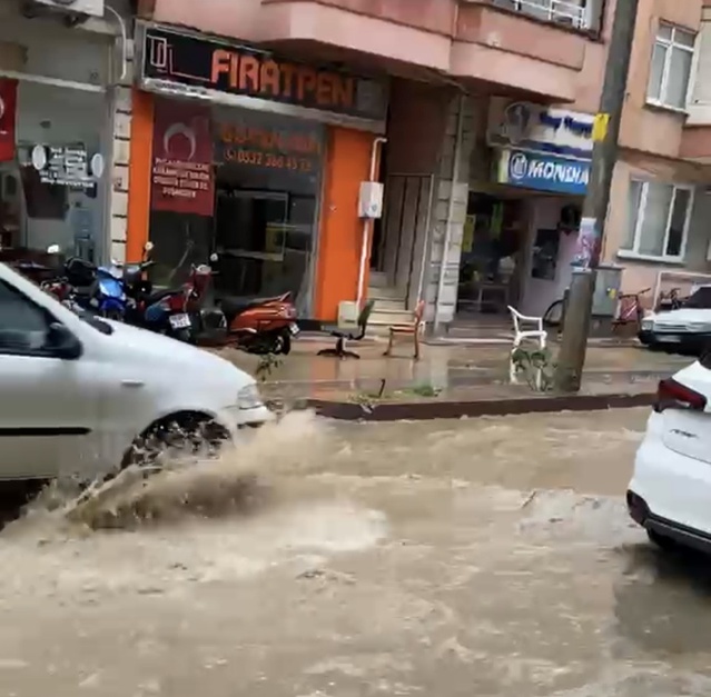 Erdek'te her sağanakta aynı manzara yaşanıyor, Hükümet Caddesi suyla doluyor