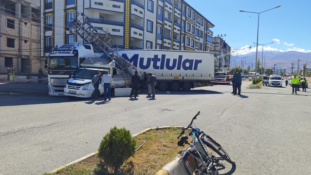 Iğdır'da tır, tartışmanın ardından hafif ticari araca çarptı; yaralanan olmadı