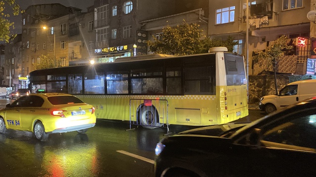 İddiaya göre Bağcılar'da İETT otobüsü parktaki çekiciye çarptı, kimse yaralanmadı
