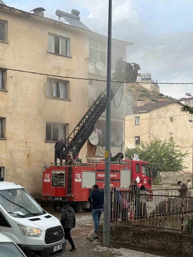 Bitlis Hizan'da ev yangınını itfaiye söndürdü, can kaybı ve yaralanma olmadı
