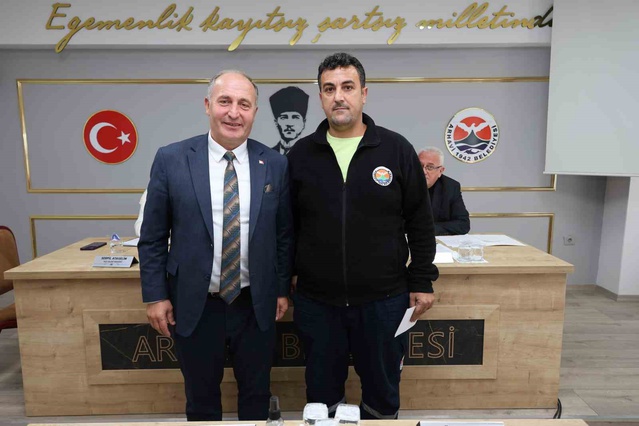 Arhavi'de altını sahibine teslim eden belediye personeli 5 bin TL ile ödüllendirildi