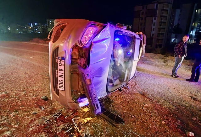 Kahramanmaraş'ta kazada 2 kişi yaralandı, sürücünün aşırı hızlı olduğu öne sürüldü