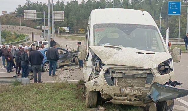 Sinop Boyabat'ta minibüsle iki otomobilin çarpıştığı kazada 1 kişi yaralandı