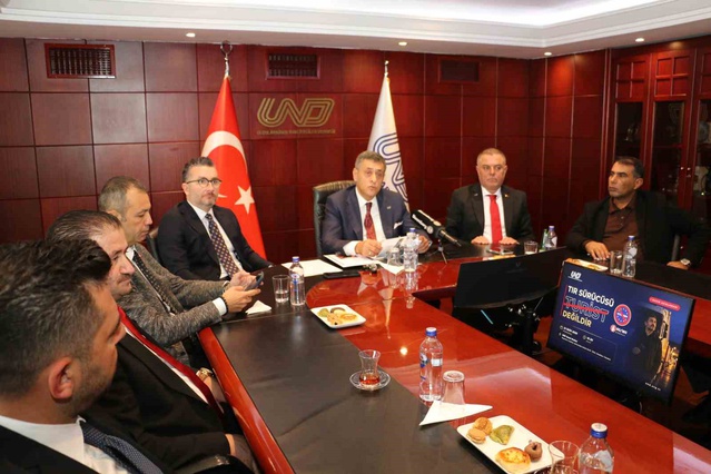 Bazı Avrupa sınırlarında TIR kuyruğu 16 kilometreye ulaştı, UND çözüm istedi