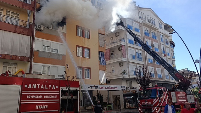 Antalya Manavgat'ta 5 katlı binadaki yangında 2'si çocuk 4 kişiyi itfaiye kurtardı