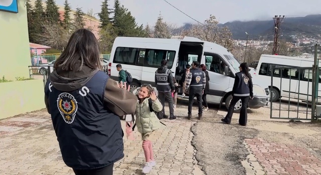 Tunceli'de okul çevresi denetiminde bin 198 araç ve 4 bin 242 kişi sorgulandı