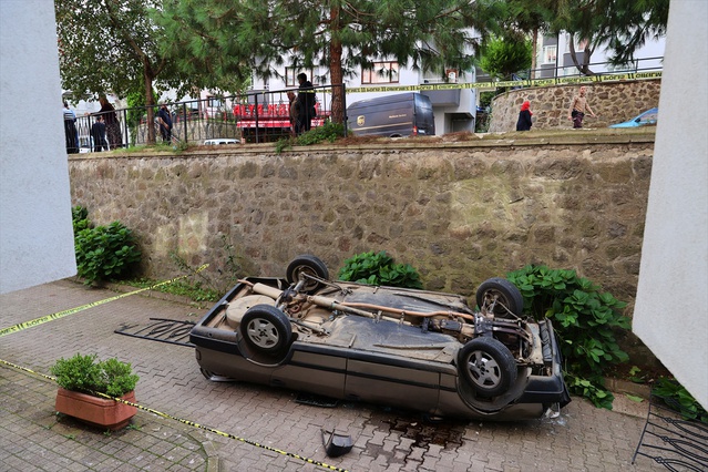 Trabzon Ortahisar'da site bahçesine düşen otomobilin sürücüsü yaralandı