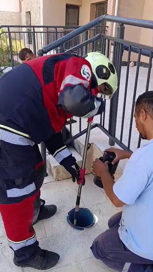 Hatay Reyhanlı'da boruya düşen yavru kedi itfaiyenin çalışmasıyla kurtarıldı