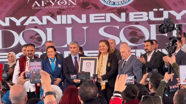 Afyonkarahisar'ın 257 metrelik Anadolu Sofrası Guinness'e girdi