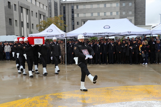 Trafik kazasında şehit olan polis memuru Tayfun Akalan için Van'da tören düzenlendi