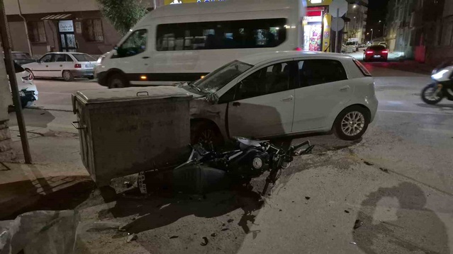 Eskişehir'de otomobile çarpan motosikletli kaskı sayesinde ağır yara almadı