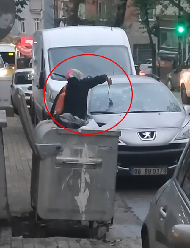 Bursa'da kadın, eşine ait olduğu öne sürülen otomobilin ön camını çekiçle kırdı