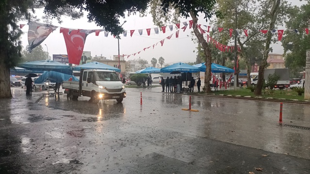 Mersin Silifke'de sağanak ve dolu bazı ev ve iş yerlerini su bastı, dereler taştı