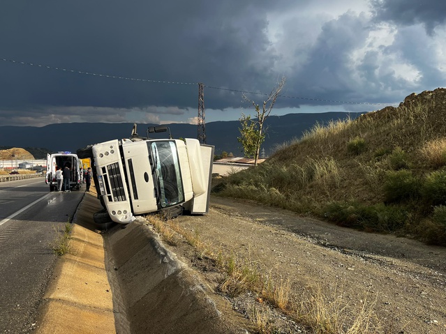 Kastamonu Tosya'da kamyon yan yattı, 2 yolcu yaralandı, kaza anı kamerada