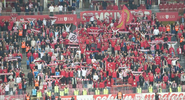 Süper Lig'de Samsunspor ile Amed Sportif'in maçında ilk 15 dakika golsüz geçti.
