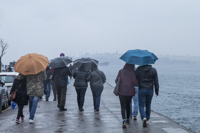 AKOM, İstanbul'da çarşamba sabahından itibaren kuvvetli fırtına ve sağanak bekliyor