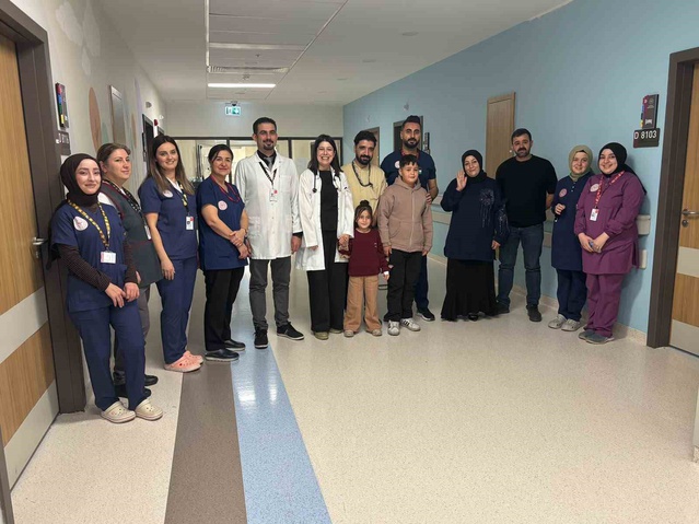Gaziantep'te 6 ve 12 yaşındaki iki kardeşin kalp deliği aynı anda anjiyoyla onarıldı