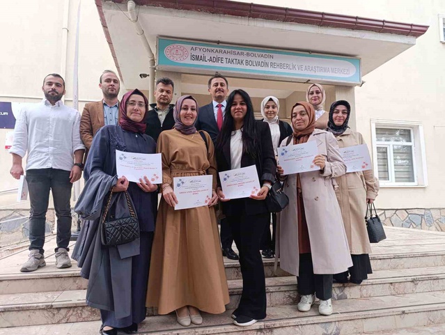Bolvadin'de e-Twinning projeleriyle Ulusal Kalite Etiketi alan öğretmenler belge aldı