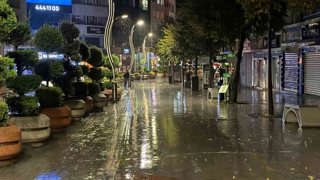Bolu'da etkisini artıran sağanak bazı evleri su bastı, sokaklarda birikinti oluştu