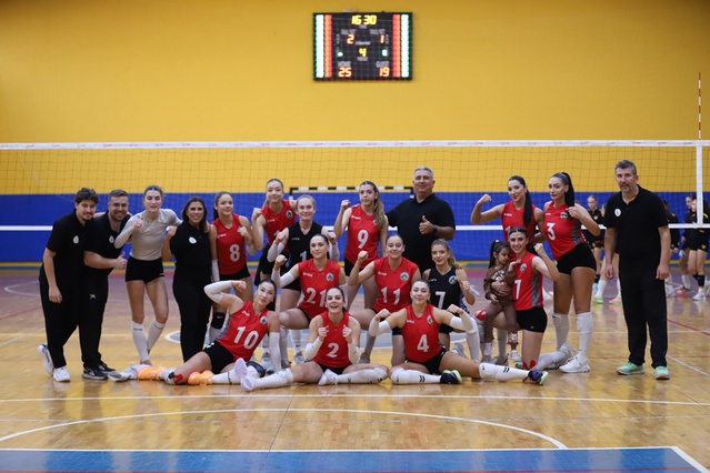 Turgutlu Belediyesi Kadın Voleybol Takımı Arkas Spor'u 3-1 yenerek üçüncü kez kazandı