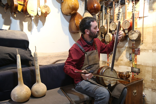Kabak kemane ustası Emre Gündüz, yılda 50-100 enstrümanla müzik mirasını yaşatıyor