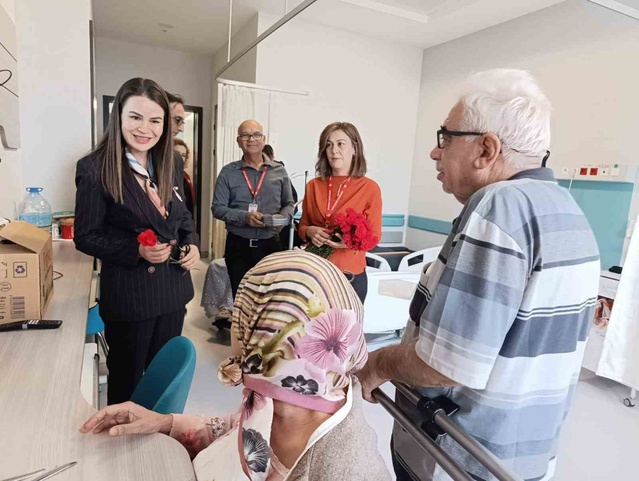 Aydın Şehir Hastanesi'nde Hasta Hakları Günü'nde yöneticiler hastaları ziyaret etti
