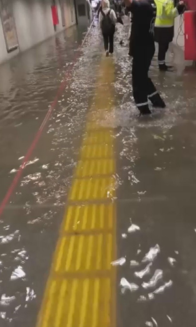 İstanbul'da sağanak metro istasyonlarını ve AVM otoparkını su altında bıraktı