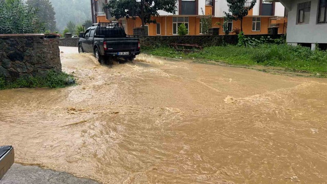 Rize Pazar'da menfezler tıkanınca taşkın oldu, mahalle sakinleri mağdur oldu