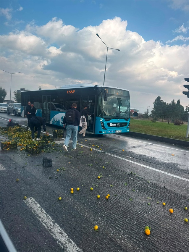 Erzurum'da dökülen mandalinaları otobüs şoförü ile yolcular toplayıp sahibine verdi