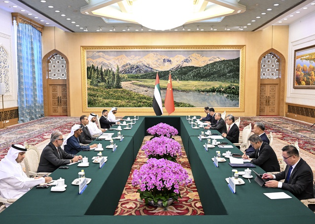 Wang Yi, Beijing'de BAE Özel Temsilcisi El Mübarek ile ateşkesi görüştü