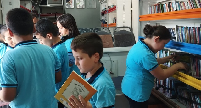 Gezici kütüphane Adana Sarıçam'da 80 öğrenciye ödünç kitap imkânı sundu