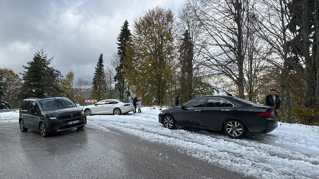 Bolu Yedigöller yolunda kar 15 santimetreye ulaştı, kış lastiği olmayan araç geçemedi
