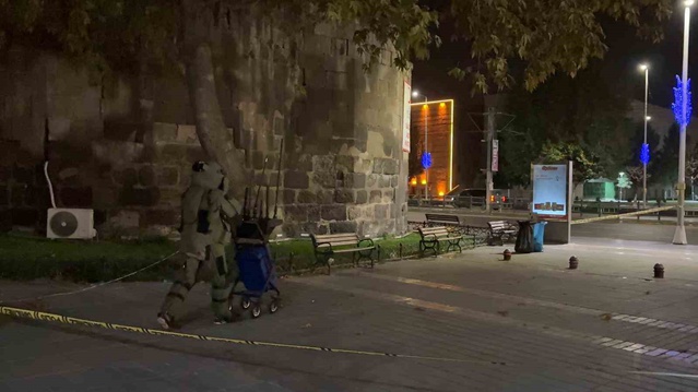 Kayseri Melikgazi'de paniğe yol açan çanta fünyeyle patlatıldı, içinden kıyafet çıktı