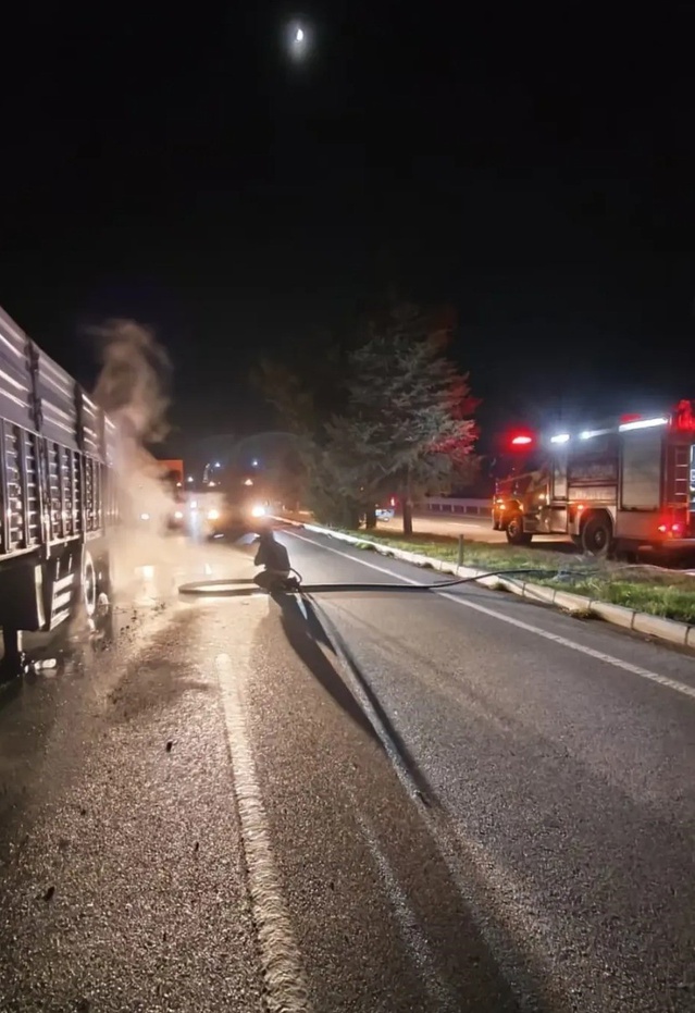 Denizli Acıpayam'da tırın dorsesinde çıkan yangın itfaiye ekiplerince söndürüldü