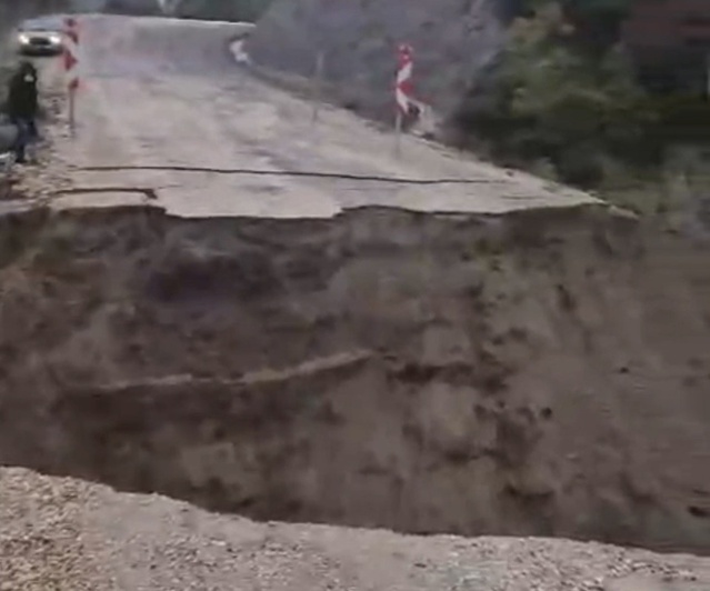 Balıkesir Gönen'de yoğun yağış sonrası Fındıklı-Canbaz yolu çöktü, ulaşım kesildi