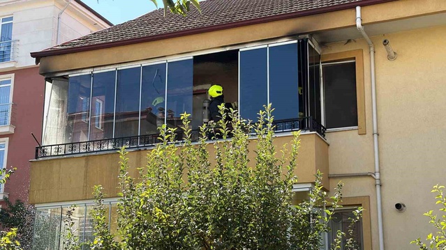 Bolu'da 3 katlı binanın balkonundaki elektrik yangınını itfaiye kontrol altına aldı