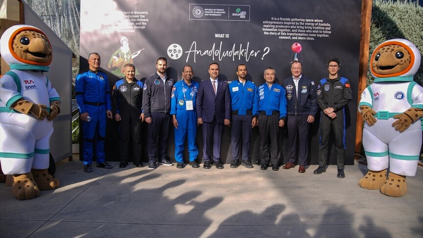 Bakan Kacır astronotlarla IAC 2026'daki "Anadoludakiler" pazarını gezdi