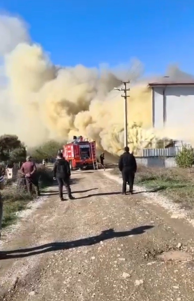 Sakarya Geyve'de mobilya dükkanındaki yangın süngerlere sıçradı, itfaiye söndürdü