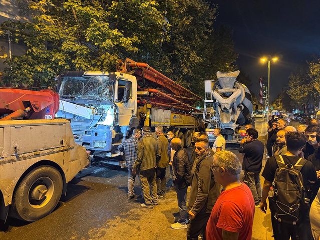 Avcılar'da beton pompa kamyonu park halindeki araçlara çarptı, 7 araç hasar gördü